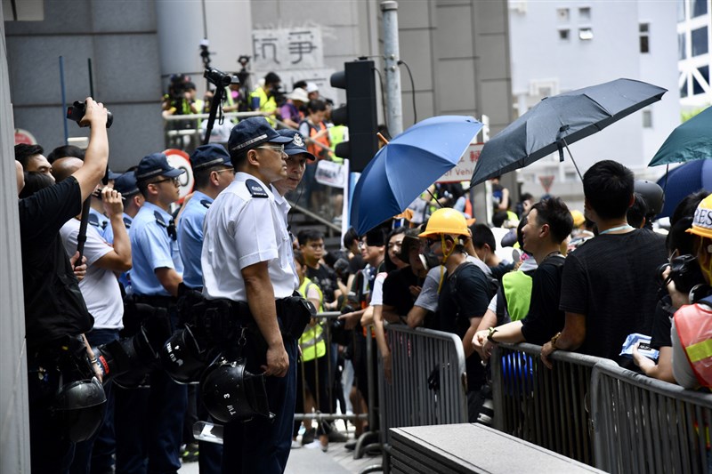 2019年6月21日,香港「反送中」示威者包圍位於灣仔的警察總部,抗議警方之前處理示威行動的手法。黃之鋒等人被控在這場集會中涉嫌「煽惑他人明知而參與未經批准集結」罪。(中通社提供)中央社 109年12月2日