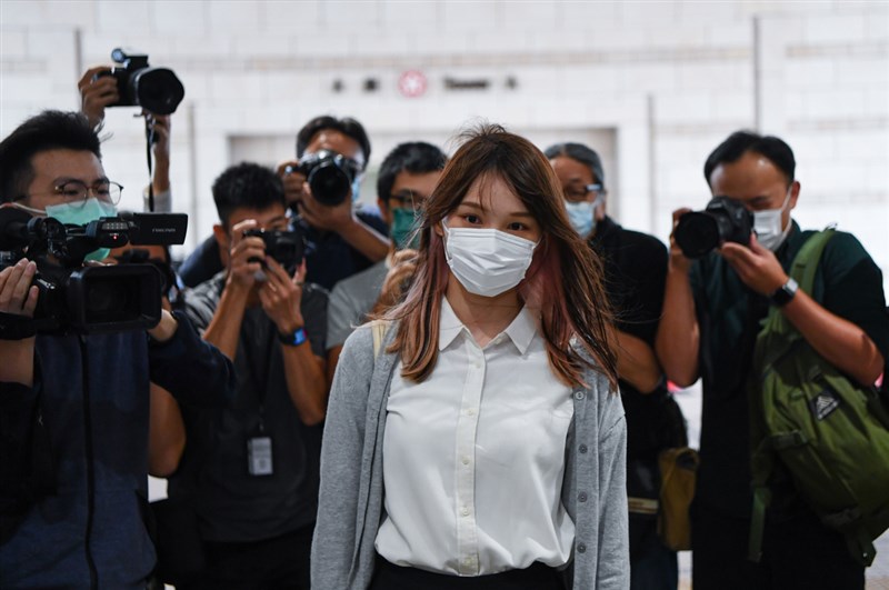 前香港眾志成員周庭2日被以「煽惑他人明知而參與未經批准集結」罪,判處有期徒刑10個月。這是周庭首次被定罪入獄。圖為她11月23日前往法院出庭。(中通社提供)中央社 109年12月2日