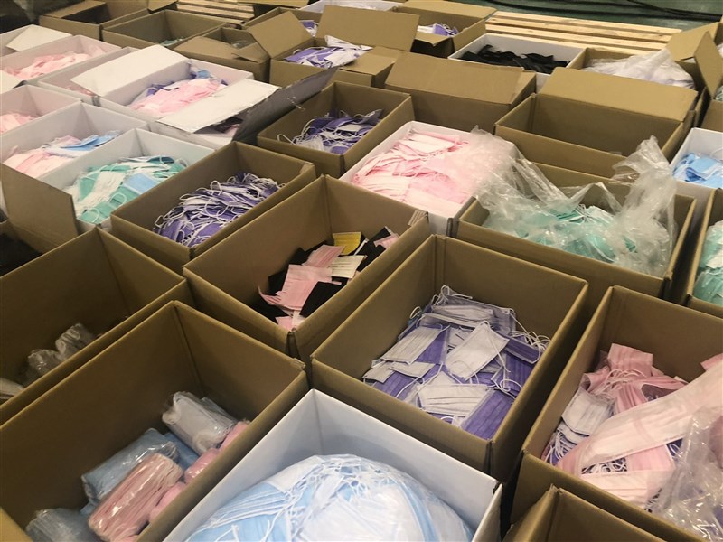 口罩國家隊「台灣精碳」4月被查獲在自家合法廠房私下製售醫療口罩後,又另設地下工廠重操舊業被查獲,初估流入市面逾400萬片不法口罩。(台南地檢署提供)中央社記者張榮祥台南傳真 109年12月2日