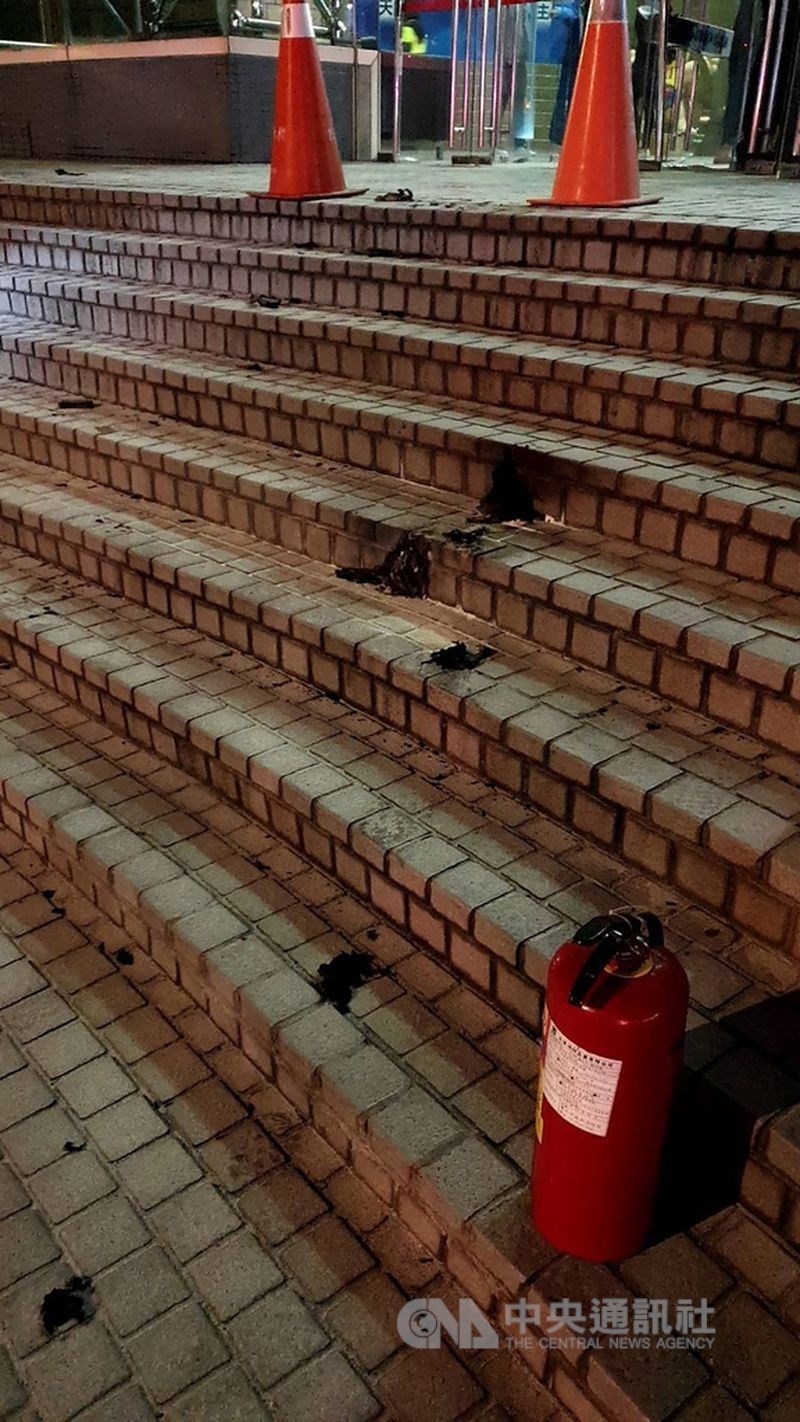 台北市警消2日晚間7時許獲報,指位於內湖區的中天電視台大樓門口有民眾自焚,大樓警衛在警消到場前已先行拿滅火器滅火,受傷男子上半身及臉部有燒傷,但意識清醒,隨即送醫救治。(翻攝照片)中央社記者黃麗芸傳真 109年12月2日