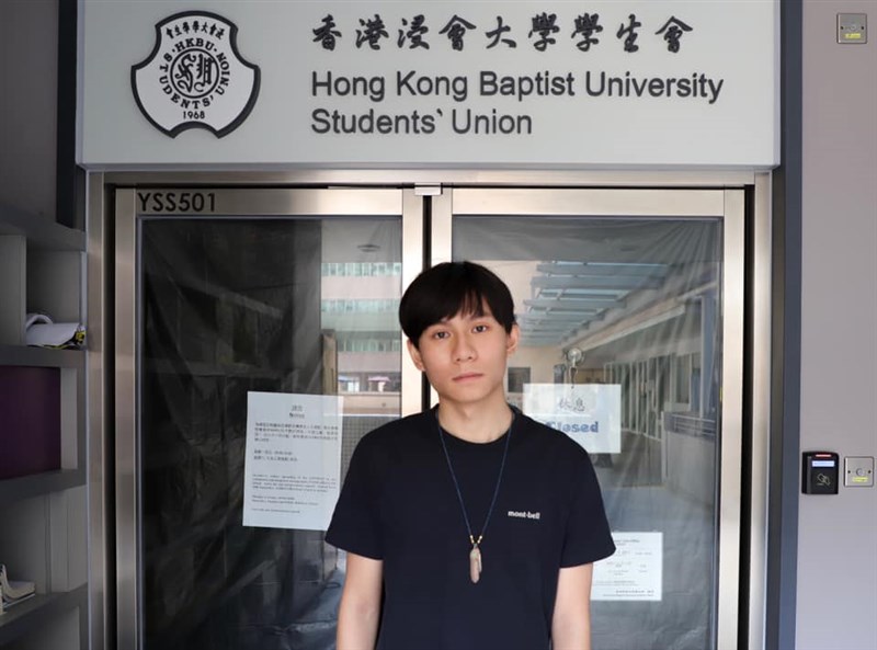 港媒報導,香港浸會大學代理學生會長方仲賢2日清晨被警方拘捕,他被指涉嫌「在公眾地方管有攻擊性武器」等3罪,和在「反送中」抗爭期間購買雷射筆的案件有關。(圖取自facebook.com/busueb)