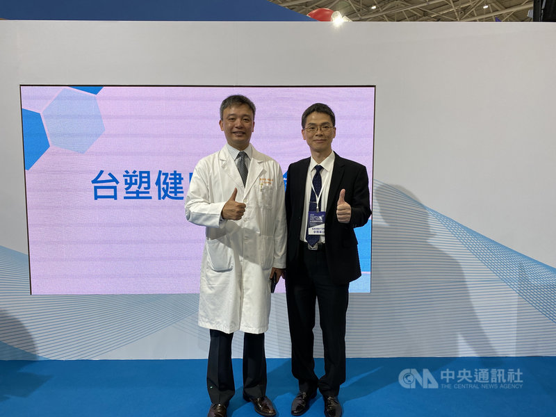 台塑企業深耕AI精準醫療,長庚醫院醫師黃奕修(左)表示,結合AI人工智慧,讓一張眼底圖可以看透全身疾病的世代即將來臨。中央社記者韓婷婷攝 109年12月3日
