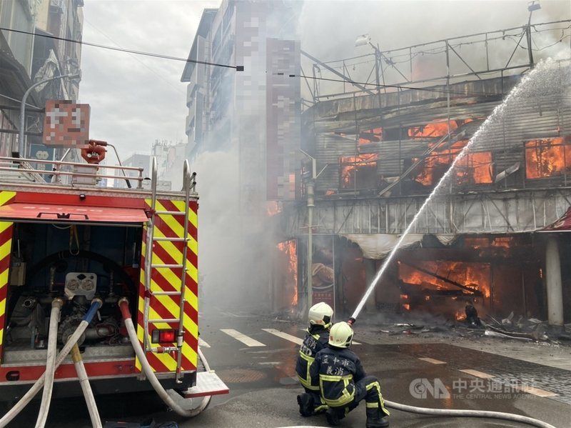 台中檸檬餅老店一福堂3日發生火警,因店鋪為木造建築,火勢一發不可收拾,消防局獲報前往搶救。(台中市消防局提供)中央社記者蘇木春傳真 109年12月3日