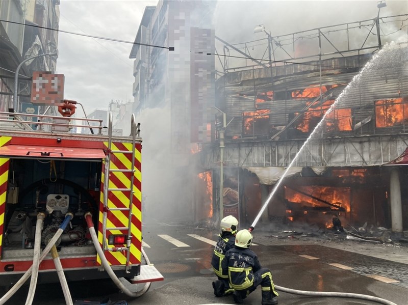 台中檸檬餅老店一福堂3日發生火警,因店鋪為木造建築,火勢一發不可收拾,消防局獲報前往搶救。(台中市消防局提供)