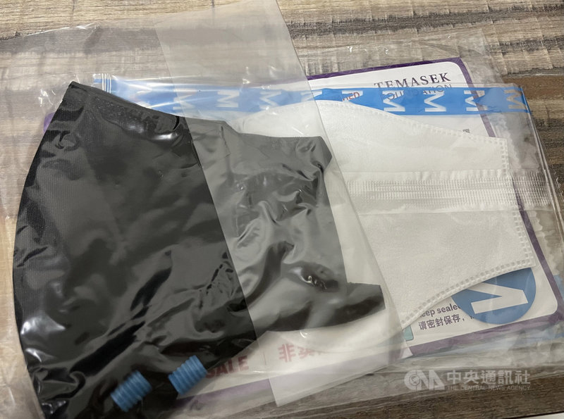 新加坡淡馬錫基金會進行第3波免費口罩發放活動，每人可領取一組口罩，裡面除了有2個黑色口罩，還附上3個濾片。中央社記者侯姿瑩新加坡攝　109年12月3日