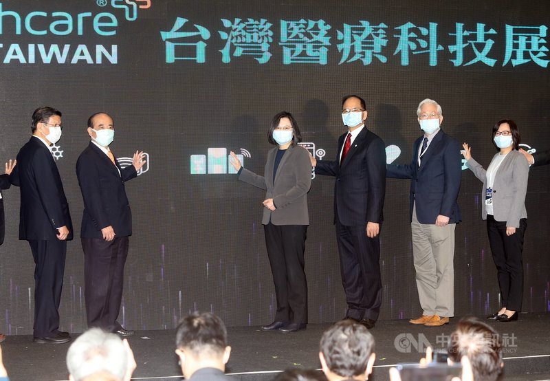 總統蔡英文(右4)3日在台北南港展覽館出席2020台灣醫療科技展開幕式,與前中研院院長翁啟惠(左)、前立法院長王金平(左2)、現任立法院長游錫堃(右3)、科技部長吳政忠(右2)等一同啟動儀式。中央社記者鄭傑文攝 109年12月3日