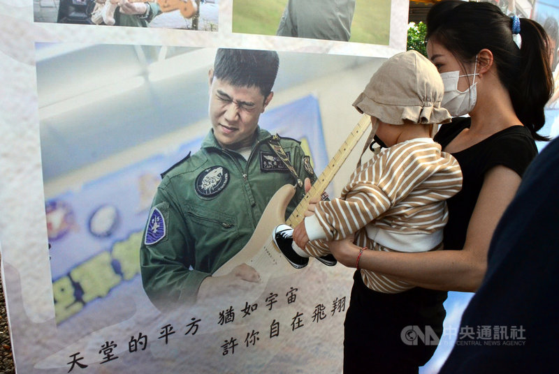 空軍一架F-5E戰機失事墜海,飛行官朱冠甍不幸殉職,留下剛滿周歲的獨生女。朱冠甍的妻子近日在IG發文寫到「女兒最近常喊爸爸,如果你也在就好了」。圖為10 月31日朱冠甍的女兒在靈堂上看著父親照片。中央社記者盧太城台東攝 109年12月3日