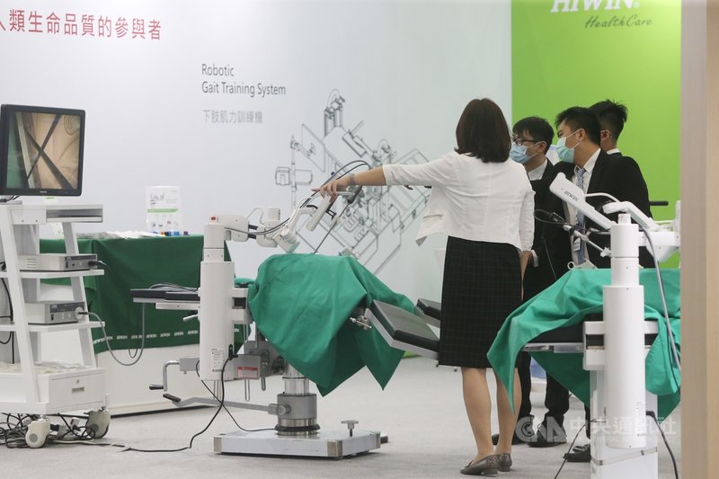2020台灣醫療科技展3日在台北南港展覽館開幕,廠商的精準健康產業不斷創新,攜手跨領域頂尖機構企業,開拓全球健康產業新市場。中央社記者鄭傑文攝 109年12月3日