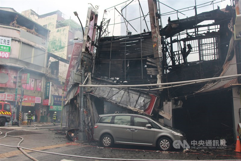 台中市檸檬餅創始店一福堂老店3日發生火警,因餅店為木造建築,火勢一發不可收拾並波及周邊建築。中央社記者蘇木春攝 109年12月3日