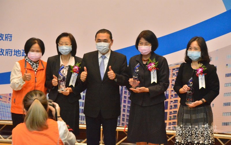 新北市長侯友宜(後中)3日頒獎表揚績優地政單位暨人員及志工,期勉持續以市民需求角度及同理心,提供更精進的全方位服務。中央社記者黃旭昇新北攝 109年12月3日