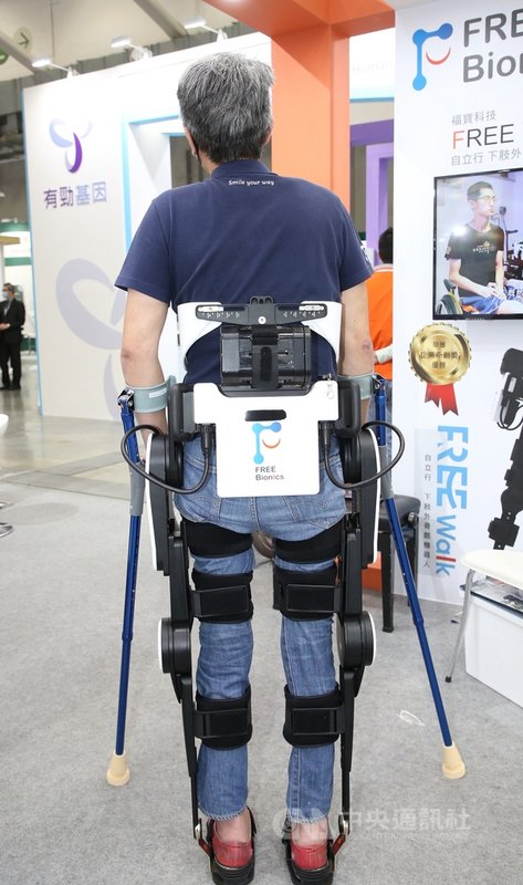 2020台灣醫療科技展3日在台北南港展覽館開幕,廠商展示「下肢外骨骼機器人」,能幫助脊椎損傷患者行走。中央社記者鄭傑文攝 109年12月3日