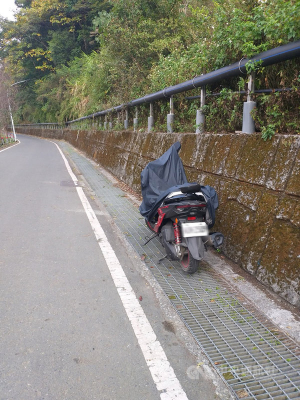 南投縣消防局3日獲報指稱,24歲黃姓男子攀登秀姑巒山,從東埔登山口附近入山,卻未依原定計畫在2日下山,消防局懷疑黃男失足墜谷,已派人展開搜尋。圖為黃男停放的機車。(翻攝照片)中央社記者吳哲豪傳真 109年12月3日