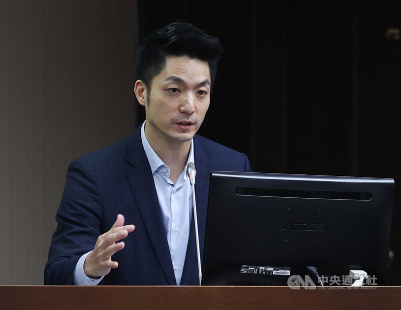 國民黨立委蔣萬安(圖)3日在立法院社會福利及衛生環境委員會質詢時,關心健保費率調漲等問題。中央社記者謝佳璋攝 109年12月3日