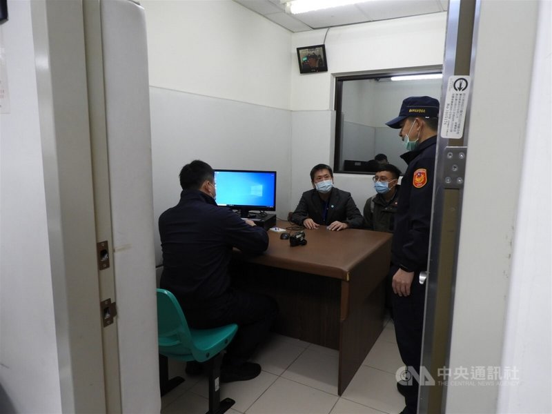 國民黨立法院黨團總召林為洲(圖中)4日到台北市政府警察局中正第一分局報案,告發行政院長蘇貞昌近日在立法院答詢萊豬相關問題時,「說謊、散放假訊息」,稱屏東信功實業很支持萊豬進口政策,請警政單位秉公處理。(林為洲國會辦公室提供)中央社記者范正祥傳真 109年12月4日