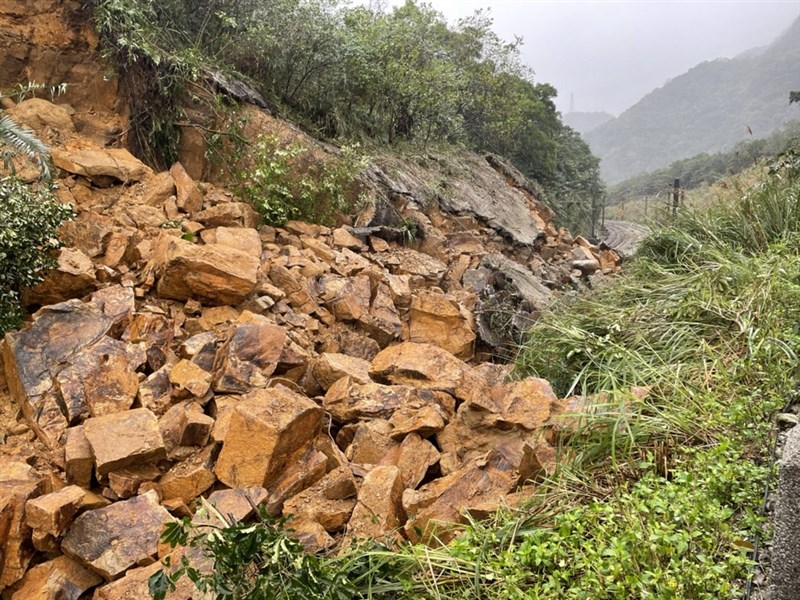 台鐵猴硐至瑞芳段受大雨影響,4日再度發生土石崩落情形,造成交通中斷。(警方提供)中央社記者黃旭昇新北傳真 109年12月4日