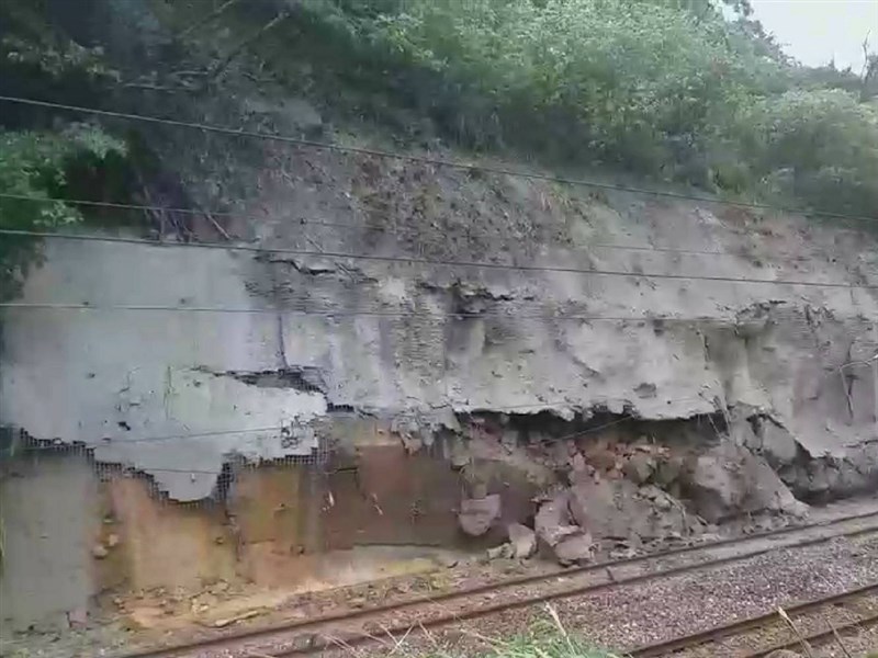 連日大雨及豪雨,台鐵猴硐至瑞芳間4日上午因邊坡滑落、電車線冒火花,路線再中斷,往返東部列車都有延誤。(台鐵提供)中央社記者汪淑芬傳真 109年12月4日