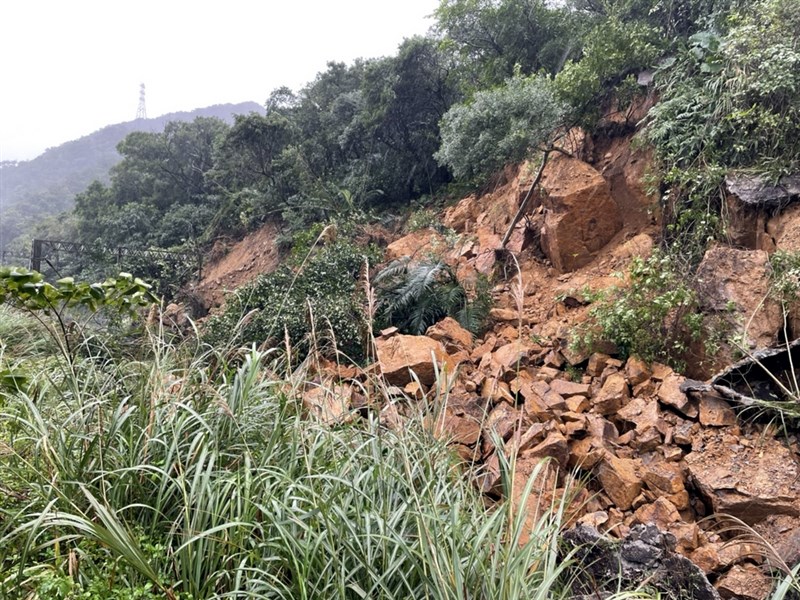 台鐵猴硐至瑞芳段受到大雨影響,4日再度發生大量土石、岩塊、草木崩落災情,造成交通中斷。台鐵正全力搶修。(警方提供)中央社記者黃旭昇新北傳真 109年12月4日