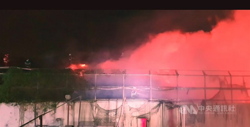 雲林崙背豐榮垃圾場3日深夜起火燃燒,東北季風助長下火勢猛烈。(雲林縣消防局提供)中央社記者蔡智明傳真 109年12月4日