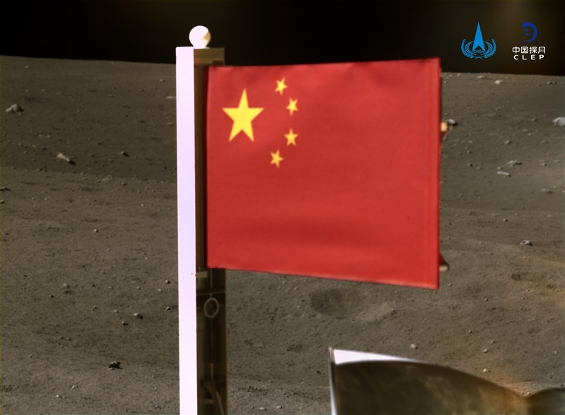 中國國家航天局官網4日公布嫦娥五號在月球表面展示五星旗的照片,並指這是五星旗第一次在月球表面動態展示。(圖取自中國航天局網頁cnsa.gov.cn)