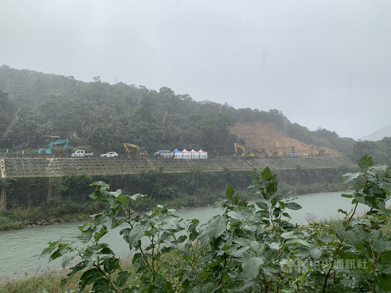 台鐵瑞芳至猴硐路段4日發生邊坡坍方阻斷交通,台鐵連夜搶修,但工程5日因雨勢滂沱暫停。中央社記者沈佩瑤攝 109年12月5日