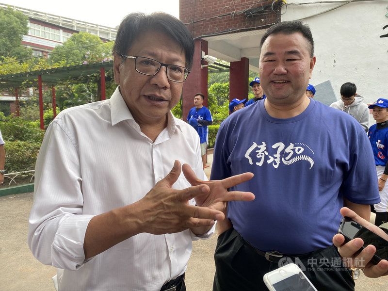 屏東縣長潘孟安(左)一直都相當關心棒球,5日出席2020美和華興傳承菁英賽時表示,屏東的城市隊其實已籌備3、4年,「礙於預算,一直猶豫不決不太敢籌辦,今年財政可以才決定,但剛好舉辦全中運,就往後延到年底」,他也感謝棒協副理事長趙士強(右)幫忙。中央社記者楊啟芳攝 109年12月5日