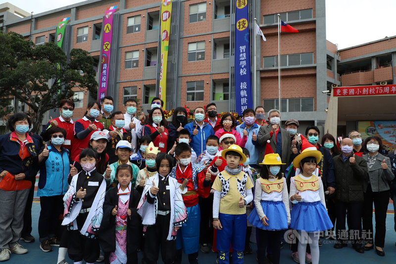 新北市五股區更寮國小老舊校舍整建工程啟用典禮5日上午舉行,市長侯友宜(中)出席並合影。(新北市教育局提供)中央社記者沈佩瑤傳真 109年12月5日