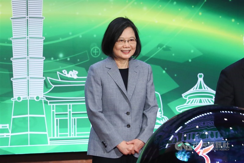 日籍太空人野口聰一在推特上貼出一張「高雄和台南夜景照」,引發不少網友迴響,總統蔡英文(圖)5日也在推文說,「等您結束這次的太空任務後,請一定要來台灣玩」。(中央社檔案照片)
