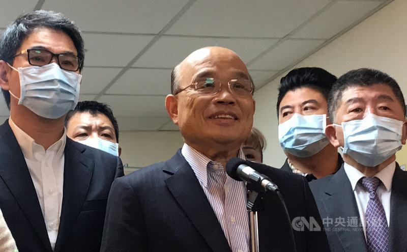 行政院長蘇貞昌（前中）5日表示，他與衛福部長陳時中（前右）常一天碰頭好幾次，甚至很晚還講電話，不但沒心結，還有革命感情，有心人不必刻意中傷。　中央社記者姜宜菁攝　109年12月5日