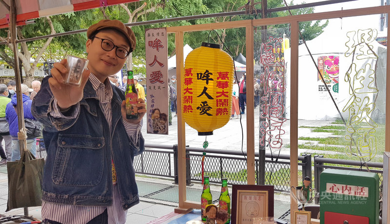 2020萬華大鬧熱系列活動「Home party市集」5日登場,參與活動的「哞人愛」創辦人陳文偉,藉由畫出民眾悲傷表情,再讓民眾寫下負面情緒丟進信箱,逛一圈市集後再回攤位,就可收到陳文偉療癒人心的話語。中央社記者鄭景雯攝 109年12月5日