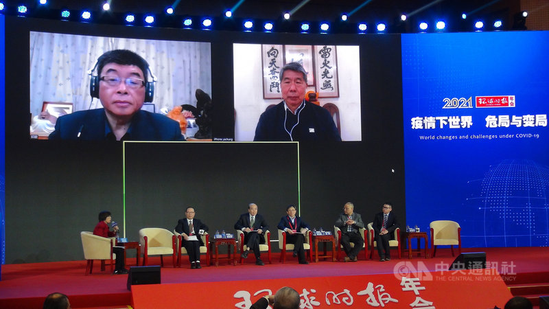 中共外圍官媒環球時報5日舉行2021年會,兩岸關係被列為討論議題,兩岸與會者雖未直接主張武統台灣,但大多數卻主張中國應採取「以武促和」的壓制手段,逼迫台灣上談判桌。台大教授張亞中(螢幕右)及前立委邱毅(螢幕左)以視訊方式出席。中央社記者邱國強北京攝 109年12月5日