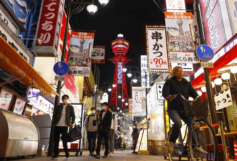 日本武漢肺炎疫情延燒,累計病例數已破16萬例,重症患者數也創下520人新高紀錄。圖為大阪週末夜晚。(中央社檔案照片)