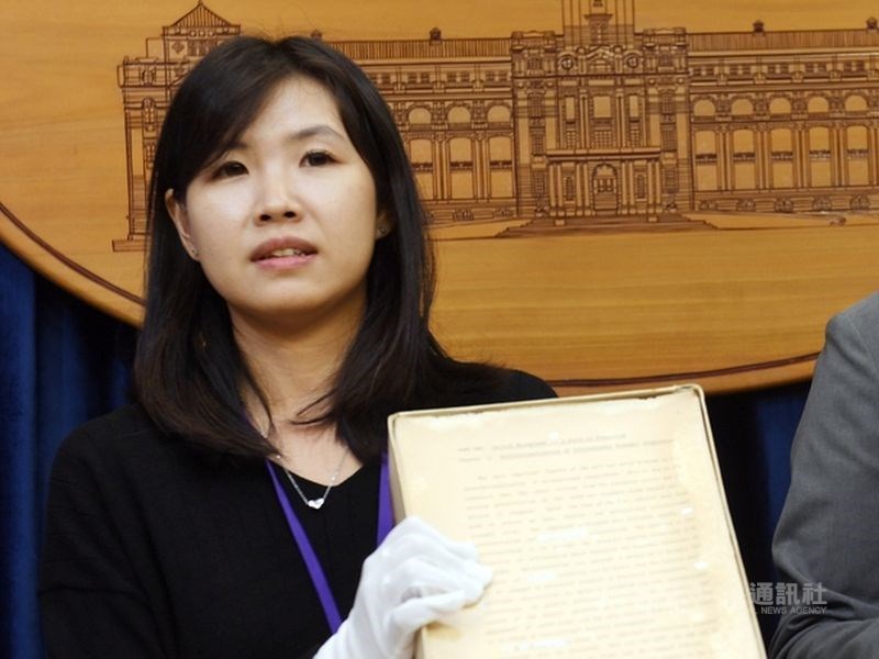 總統府發言人室諮議林家如(圖)利用總統出訪行程超帶菸品。刑事責任部分,北檢認為林女自行在機上買菸,並依一般通道通關,無涉刑責予以簽結。(中央社檔案照片)