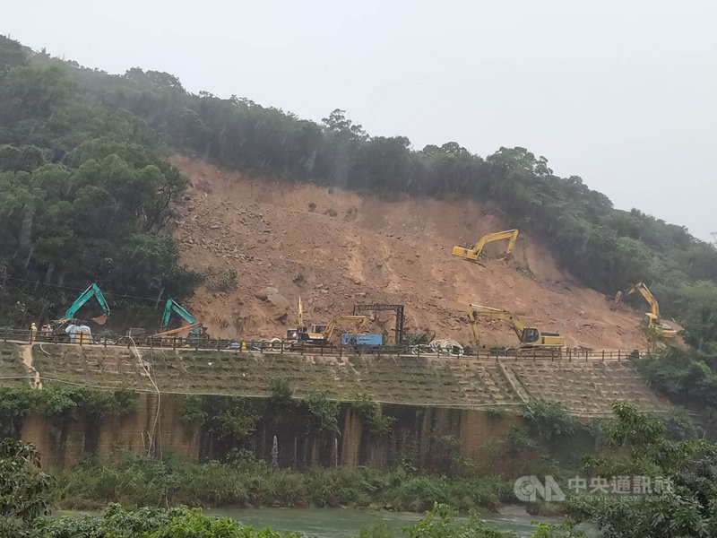 台鐵瑞芳－猴硐路段因連日大雨4日大面積邊坡滑動，導致北部往東部路線仍中斷。台鐵預估坍塌的土方多達1萬立方公尺，5日清運600多立方公尺，若天候允許，6日最多能清運2000多立方公尺。中央社記者王朝鈺攝 109年12月6日