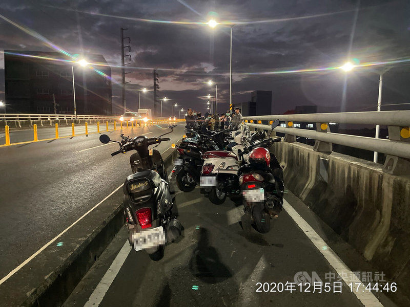 高雄市路竹區竹湖橋5日發生13輛機車撞成一團的車禍,警方查出13名騎士全是同校學生,疑因未保持車距釀禍。(高市警察局提供)中央社記者王淑芬傳真 109年12月6日