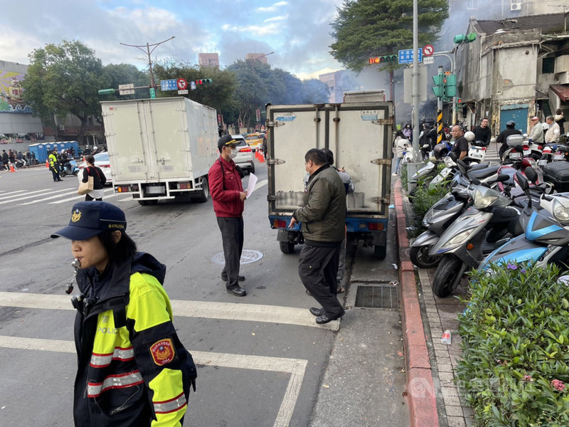 台北市萬華區青山宮4日至6日遶境,台北市消防局6日發布新聞稿表示,活動前1週特別實施爆竹施放應注意事項宣導及檢查,迄今共接獲129件陳情,萬華區各橋梁端也已加強攔查,以免載有爆竹違規車輛進入。(台北市消防局提供)中央社記者黃麗芸傳真 109年12月6日