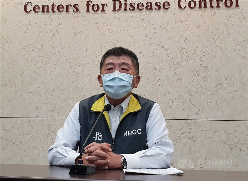 中央流行疫情指揮中心指揮官陳時中(圖)5日晚間表示,日前確診印尼移工在宿舍的接觸者再新增1名確診,且另一名一採陽性、二採陰性,6日還會再採檢確認,將緊急召回該宿舍移工。中央社記者陳偉婷攝 109年12月5日