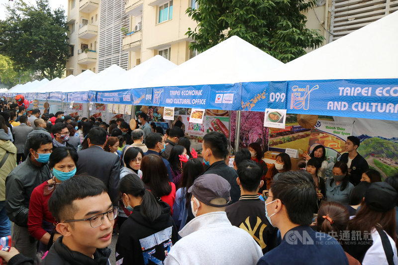 2020越南國際美食節6日在河內萬福外交園區登場,中華民國駐越南代表處設攤販售珍珠奶茶、烤香腸、刈包等台灣小吃,吸引大批民眾在攤位前佇足。中央社記者陳家倫河內攝 109年12月6日