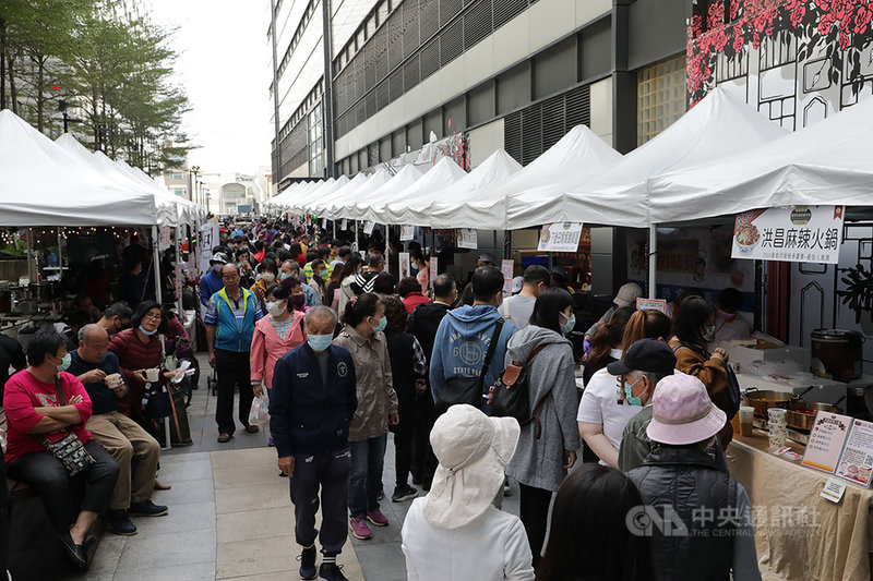 台南肉燥飯嘉年華暨城市交流邀請賽,6日在新光三越台南新天地的小西門廣場前登場,請來雲嘉南高屏27家精選肉燥飯店家交流。中央社記者張榮祥台南攝 109年12月6日