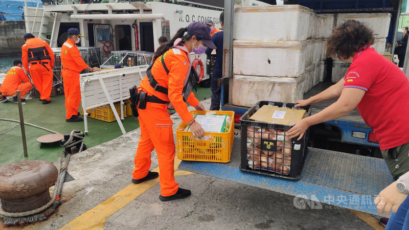 台東往返蘭嶼船班受天候影響已停航多日,蘭嶼島上民眾面臨斷炊危機。經台東縣政府與海巡署東部分署協調後,利用6日上午風浪略緩的短暫空檔,以海巡署PP-10068艇載運必要民生物資前往蘭嶼。中央社記者盧太城攝 109年12月6日