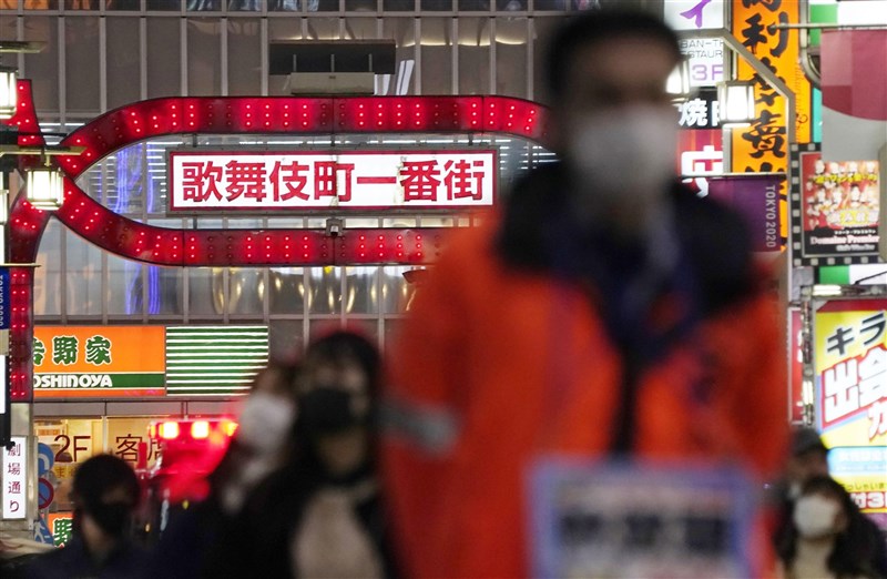 朝日新聞6日報導,日本政府正考慮在有限度基礎下,2021年春天恢復入境旅遊。圖為5日東京新宿歌舞伎町人潮。(共同社)