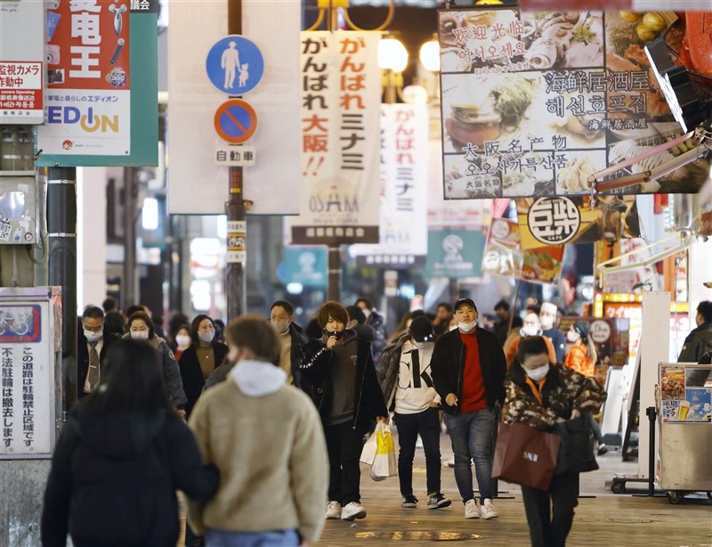 大阪府3日已點亮代表「緊急事態」的紅燈,6日創下連續6天單日新增病例逾300例。圖為5日晚間的道頓堀商圈。(共同社)