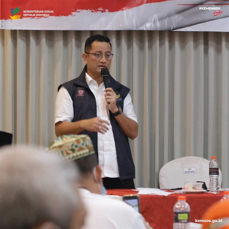 印尼反貪腐機關6日點名社會事務部長尤利亞里(圖)涉及在武漢肺炎社會援助品採購案中收賄。(圖取自facebook.com/KemsosRI)