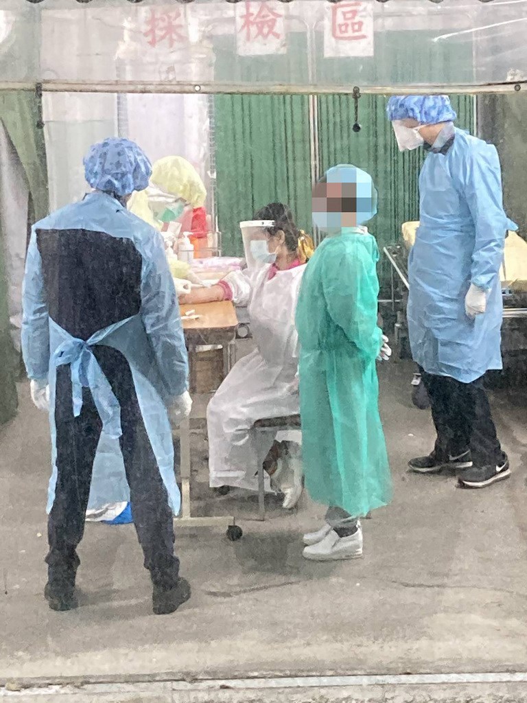 移民署和警政署4日獲報,有一名列為武漢肺炎確診接觸者的移工失聯,隨即成立專案小組尋人,6日清晨在台北市一處民宅查獲這名越籍移工,無染疫症狀,隨即送醫採檢並隔離。(移民署提供)中央社記者黃麗芸傳真 109年12月6日