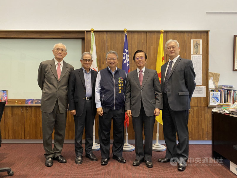 台中市政府國際事務委員會由曾任外交部次長的台中市副市長令狐榮達(中)兼任副主委,委員則有曾任外交部長的楊進添(右2)、歐鴻鍊(左2)等人。(台中市政府提供)中央社記者郝雪卿傳真 109年12月7日
