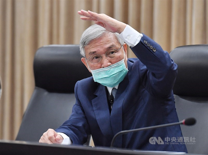 央行總裁楊金龍7日舉行記者會表示,考量全球經濟不確定性仍高,不希望銀行過度集中不動產授信,將影響信用資源配置,因此有4項修正項目,自12月8日生效。中央社記者鄭清元攝 109年12月7日