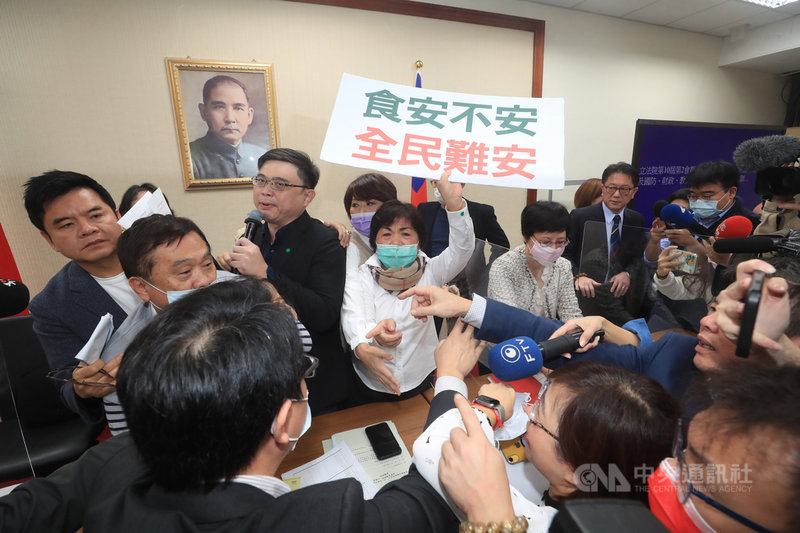 立法院經濟等5委員會7日聯席審查開放含萊劑美豬的行政命令,民進黨團提案保留送交朝野協商,但國民黨團要求繼續討論;表決時,因民進黨具人數優勢而通過,引發國民黨立委痛批「違法表決」、「多數暴力」,場面混亂。中央社記者吳家昇攝 109年12月7日