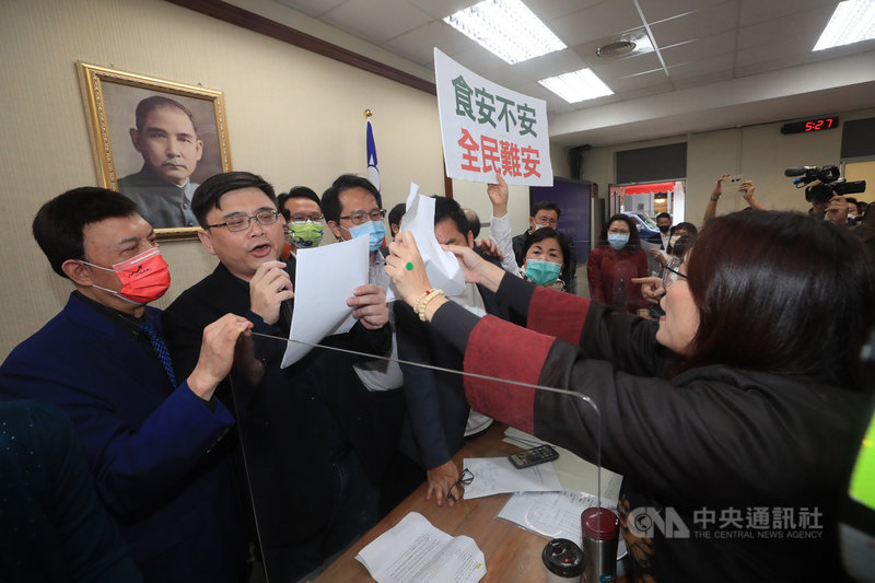 立法院經濟等5委員會7日聯席審查開放含萊劑美豬的行政命令,民進黨團提案保留送交朝野協商,但國民黨團要求繼續討論;表決時,國民黨立委數度議事干擾,除在主席台前高喊訴求,也衝上主席台找擔任召委的民進黨立委賴瑞隆(左2)爭論。中央社記者吳家昇攝 109年12月7日