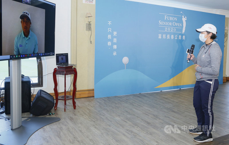 旅美高球好手潘政琮(左)因居家檢疫中,7日以視訊方式參與富邦長春公開賽前傳承座談會,業餘小將張雅淳(右)向潘政琮請益。(富邦長春公開賽提供)中央社記者黃巧雯傳真 109年12月7日