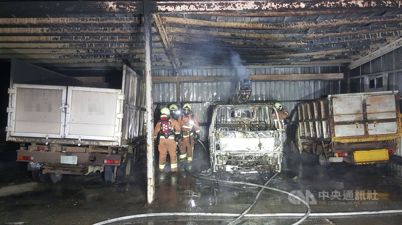 澎湖消防局7日清晨獲報,馬公市西文里一處停車場發生火警,立即出動人車前往灌救,其中內部停放的一輛吊桿車幾乎全毀。中央社 109年12月7日