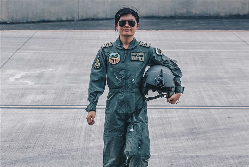 陸軍飛訓部CH-47SD型機合格班日前結訓,首名空中運輸直升機作戰隊女性飛行員陳彥蓁上尉通過鑑測,正式加入行列。(軍聞社提供)